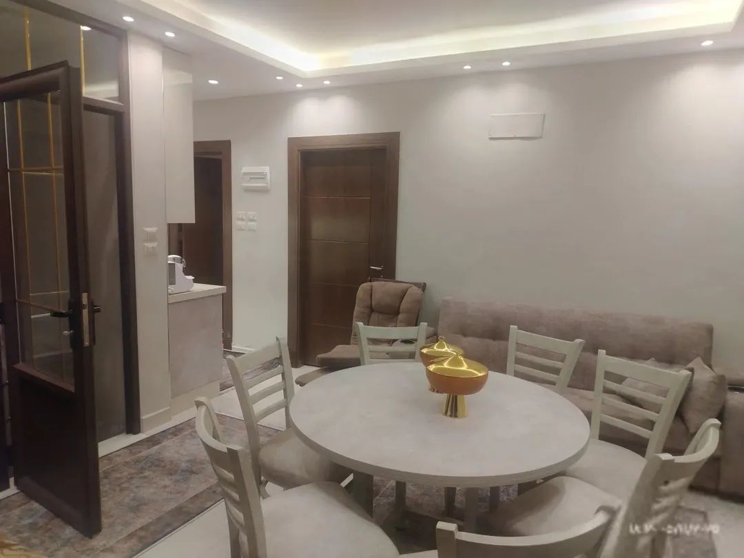 شقه للبيع استثماريه طابق مع روف مساحه 370 م ساحات خارجية مقرمده خلد خلف البنك العربي اجمل منطقه بخلد