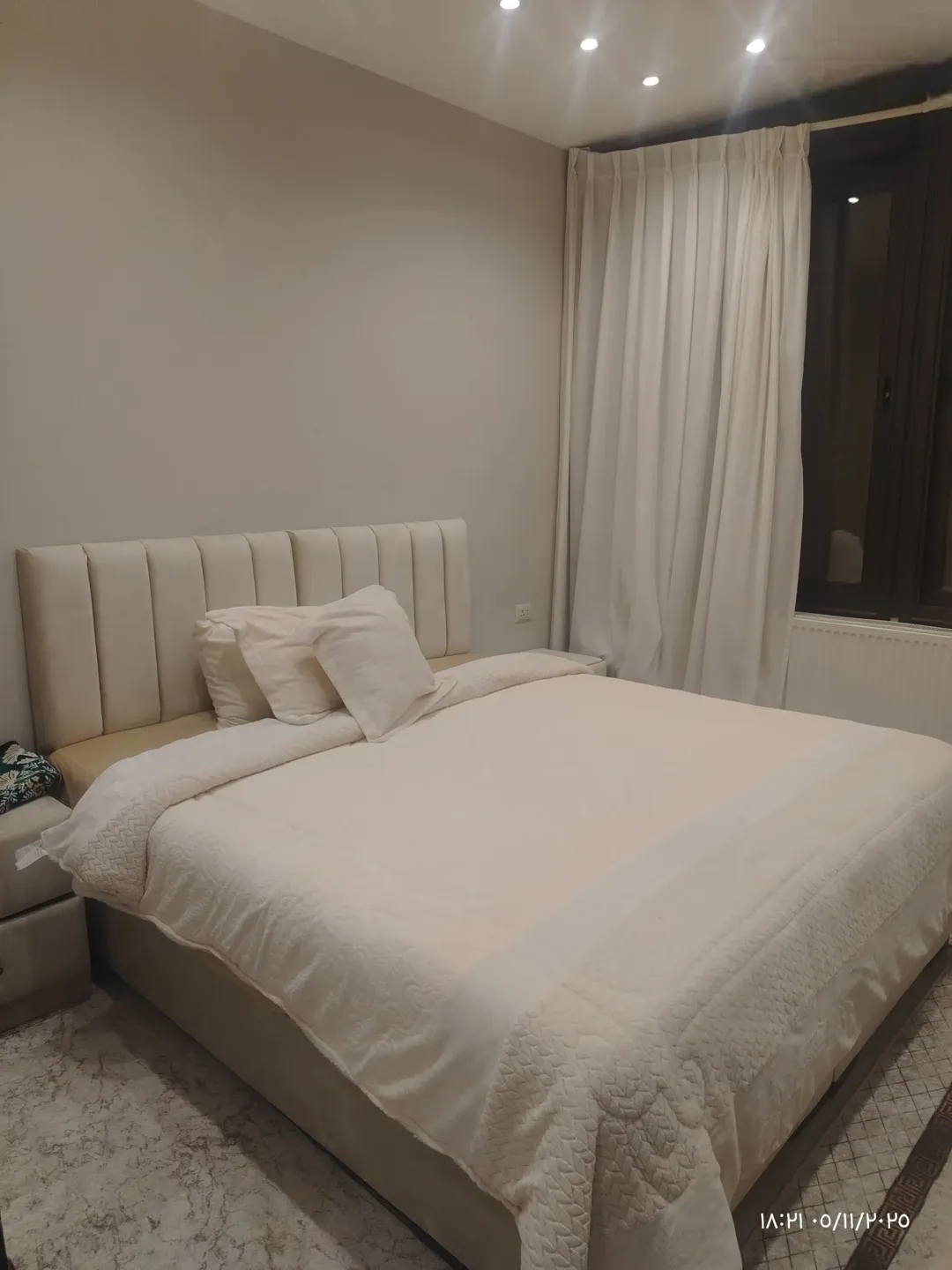 شقه للبيع استثماريه طابق مع روف مساحه 370 م ساحات خارجية مقرمده خلد خلف البنك العربي اجمل منطقه بخلد