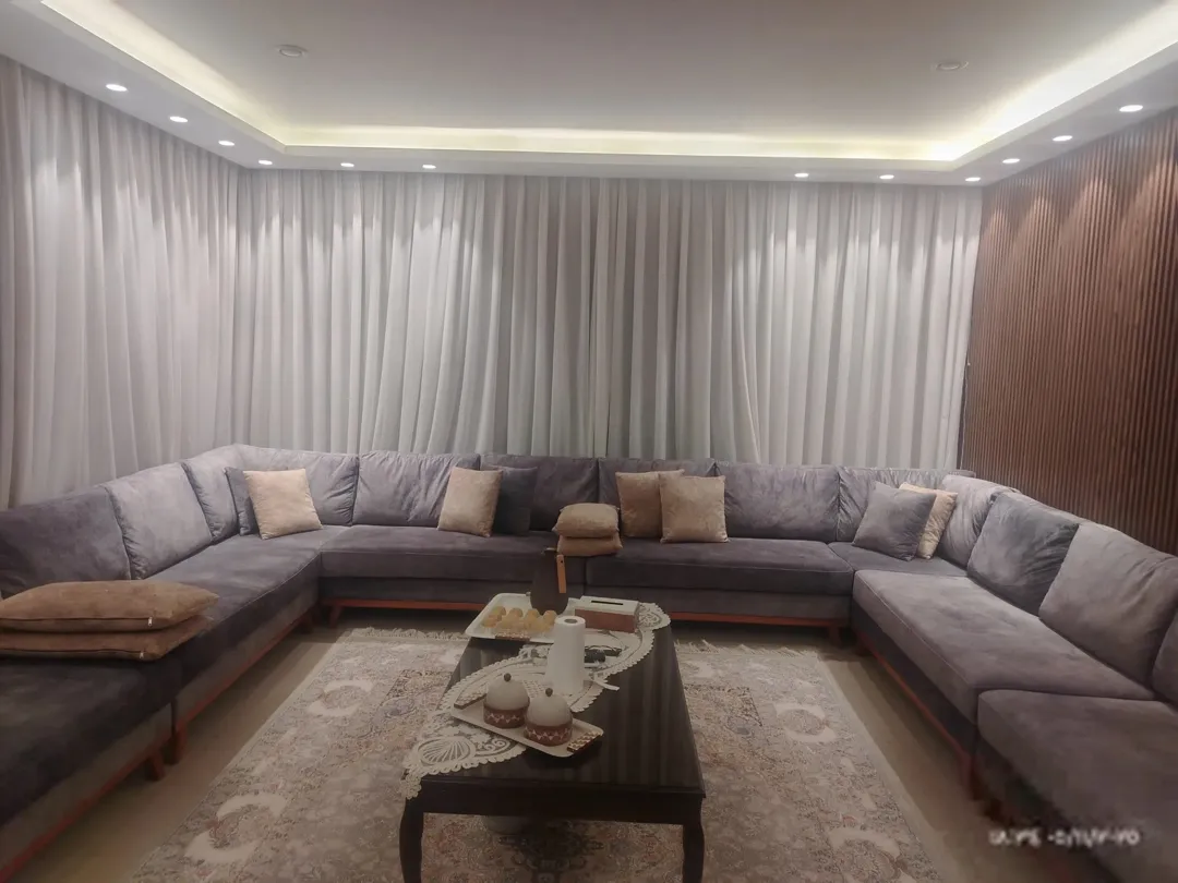 شقه للبيع استثماريه طابق مع روف مساحه 370 م ساحات خارجية مقرمده خلد خلف البنك العربي اجمل منطقه بخلد