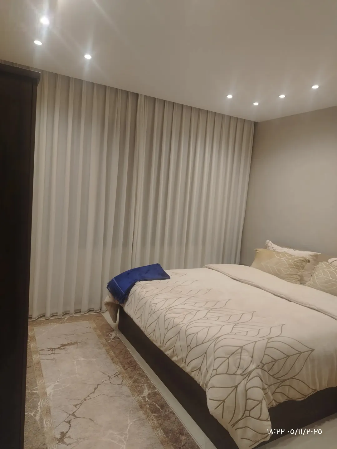 شقه للبيع استثماريه طابق مع روف مساحه 370 م ساحات خارجية مقرمده خلد خلف البنك العربي اجمل منطقه بخلد