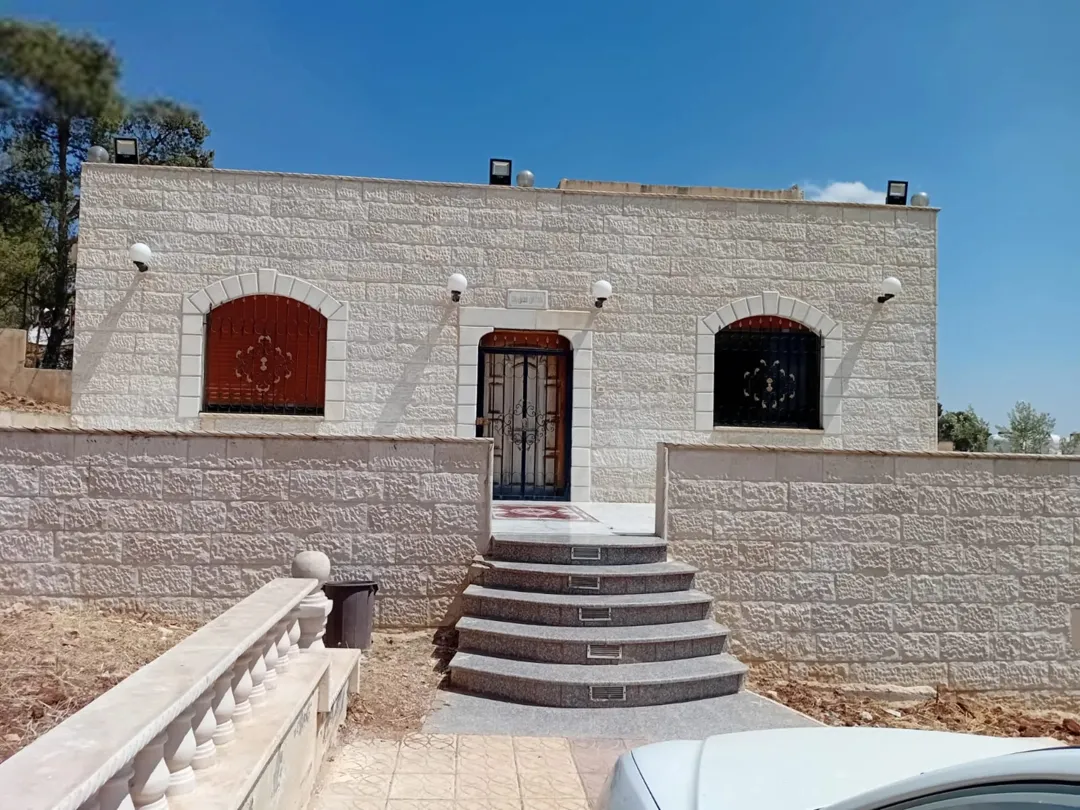منزل مستقل للبيع في جرش بمساحة أرض واسعة
