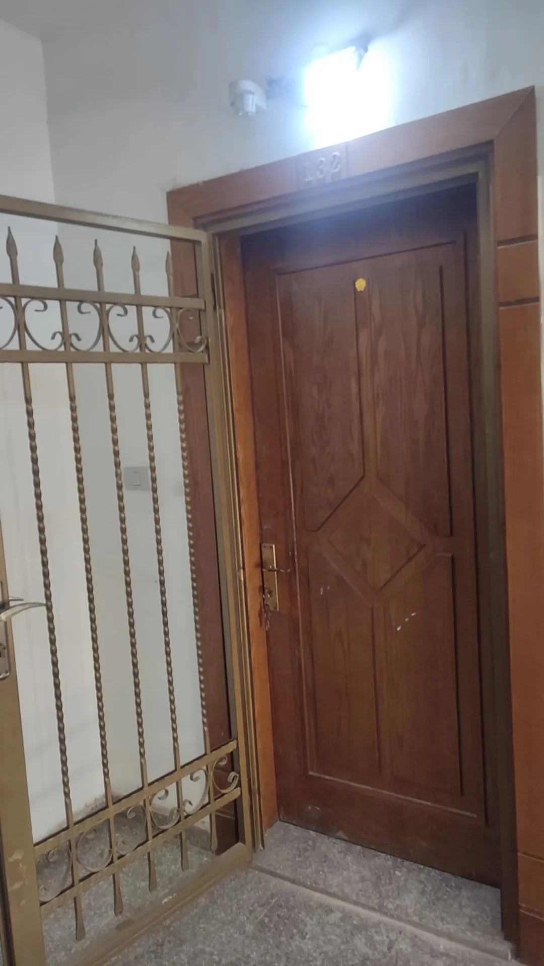 شقة للبيع في الزرقاء مدينة الشرق المرحلة الثانية عمارة رقم 2