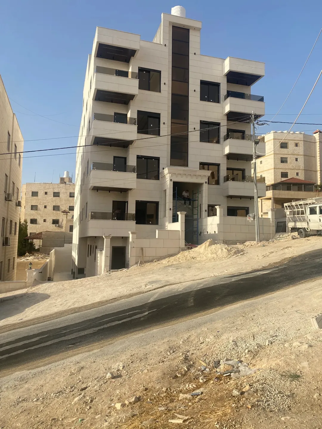 شقق تحت التشطيب النهائي للبيع