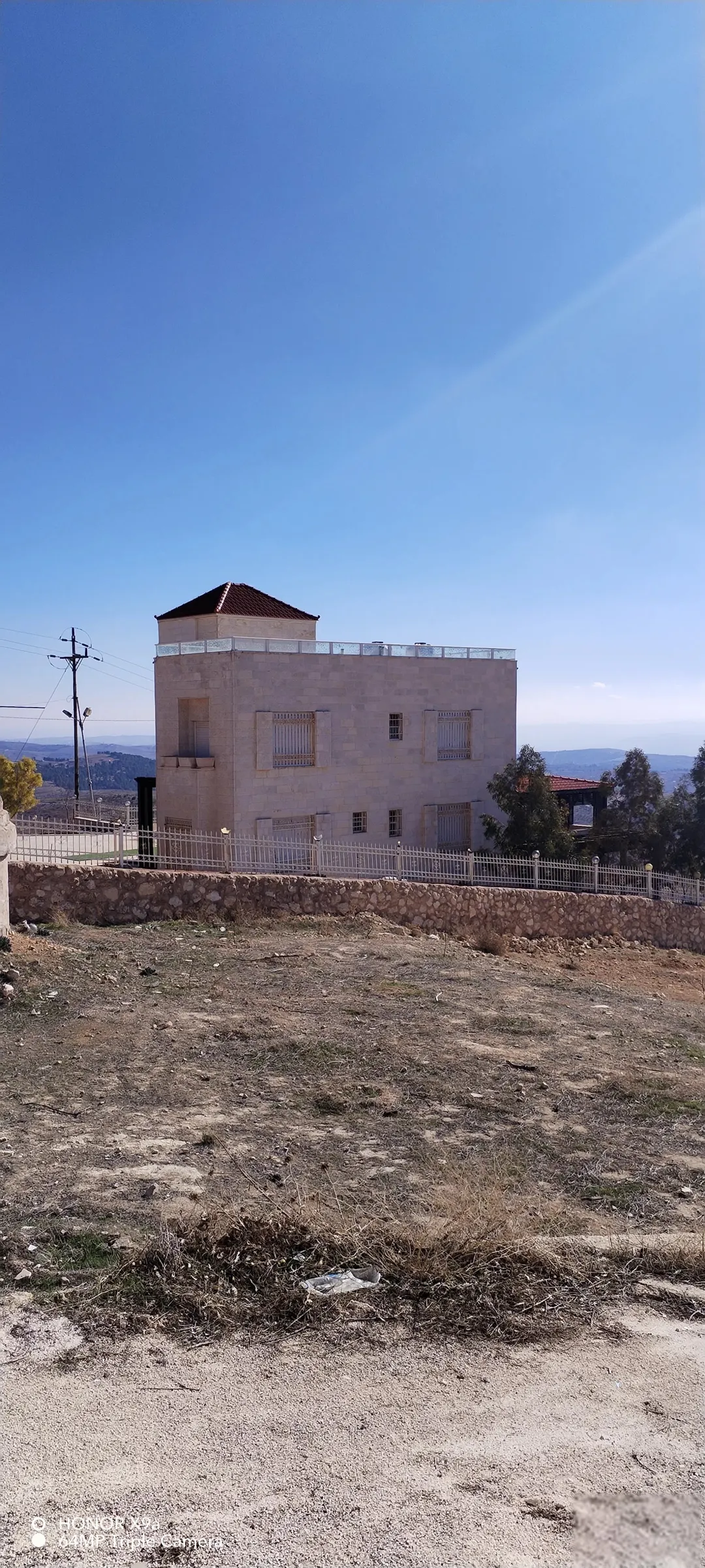 قصر فخم يطل على أفق خربة الطوي على مساحة 10 دنمات