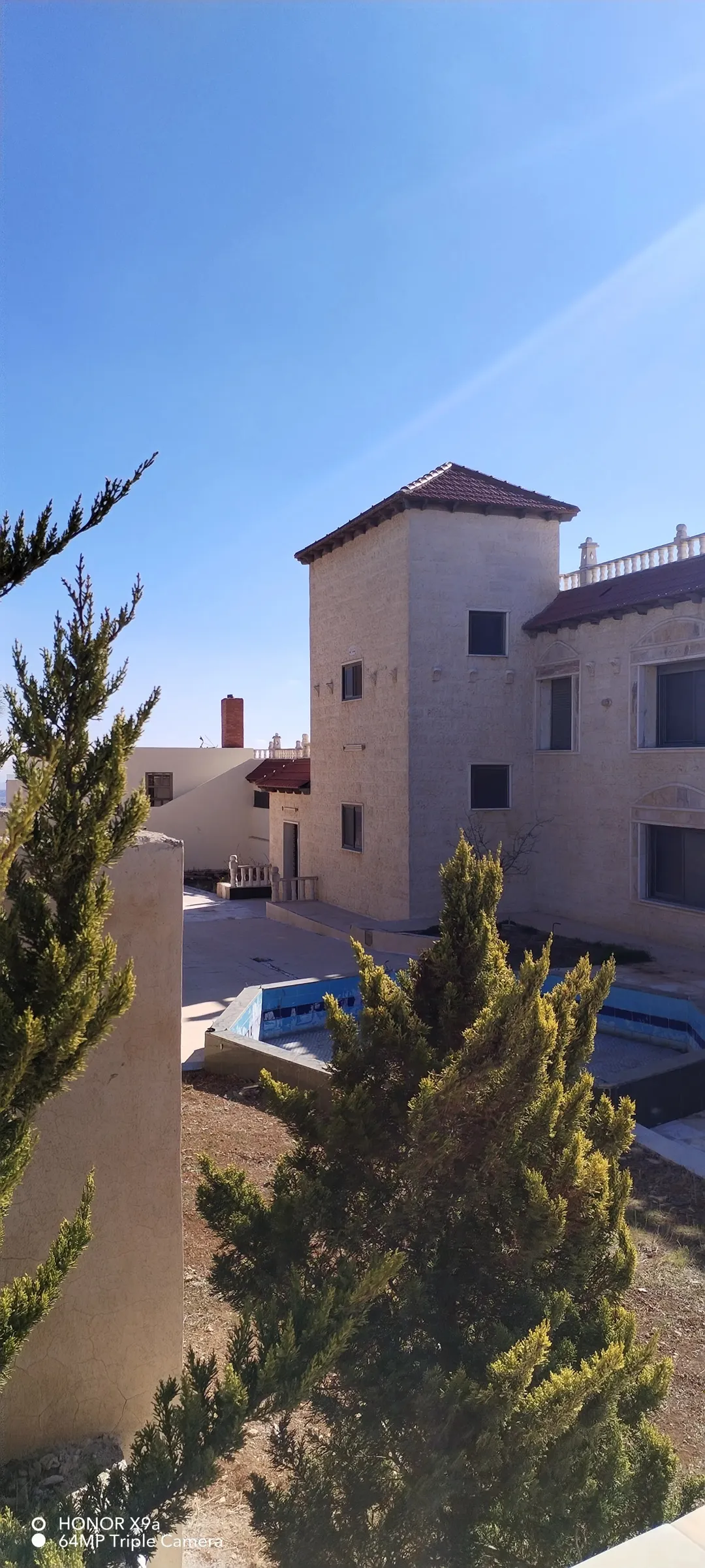 قصر فخم يطل على أفق خربة الطوي على مساحة 10 دنمات