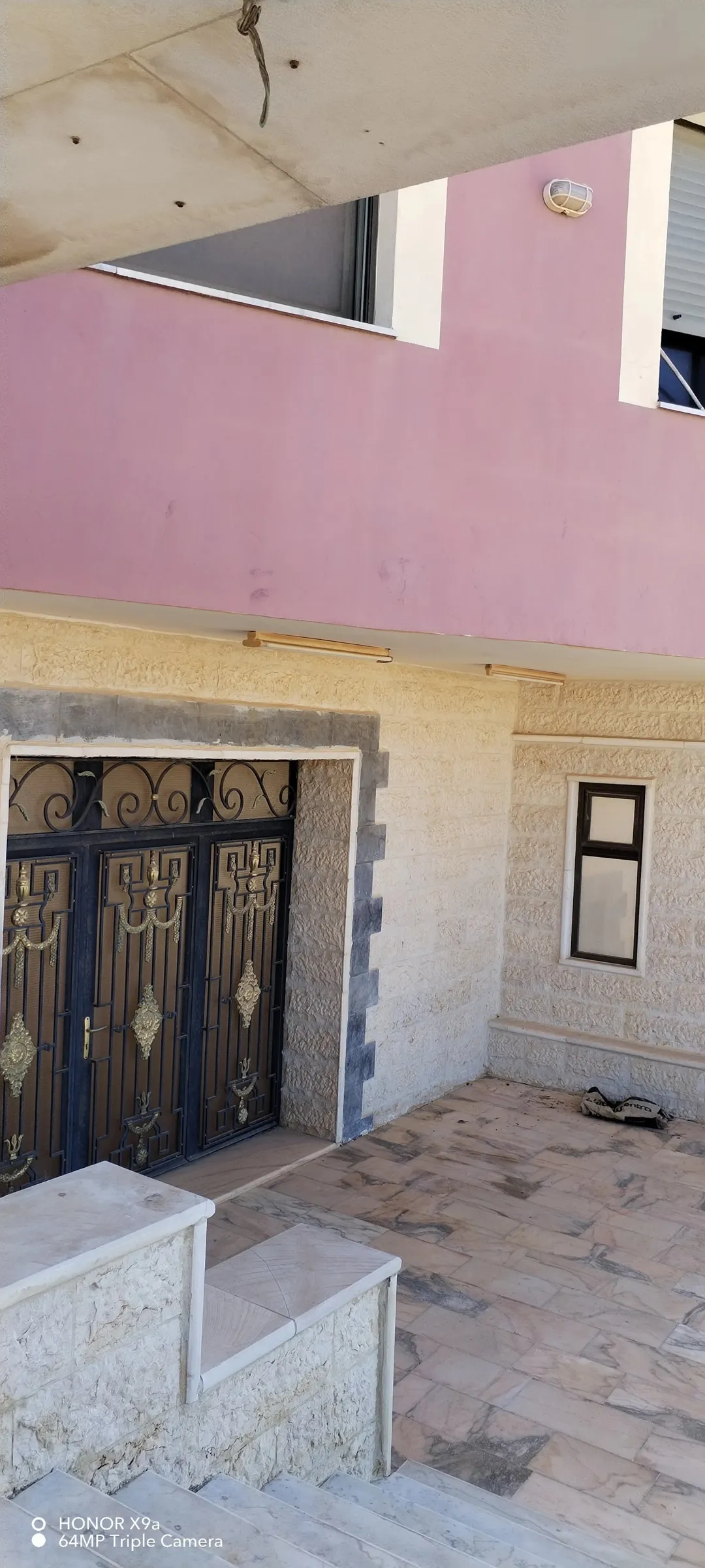 قصر فخم يطل على أفق خربة الطوي على مساحة 10 دنمات