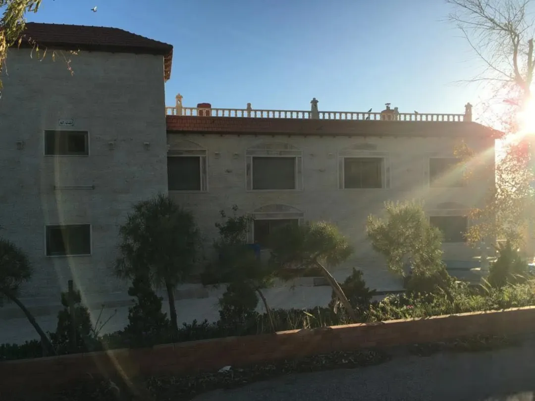 قصر فخم يطل على أفق خربة الطوي على مساحة 10 دنمات