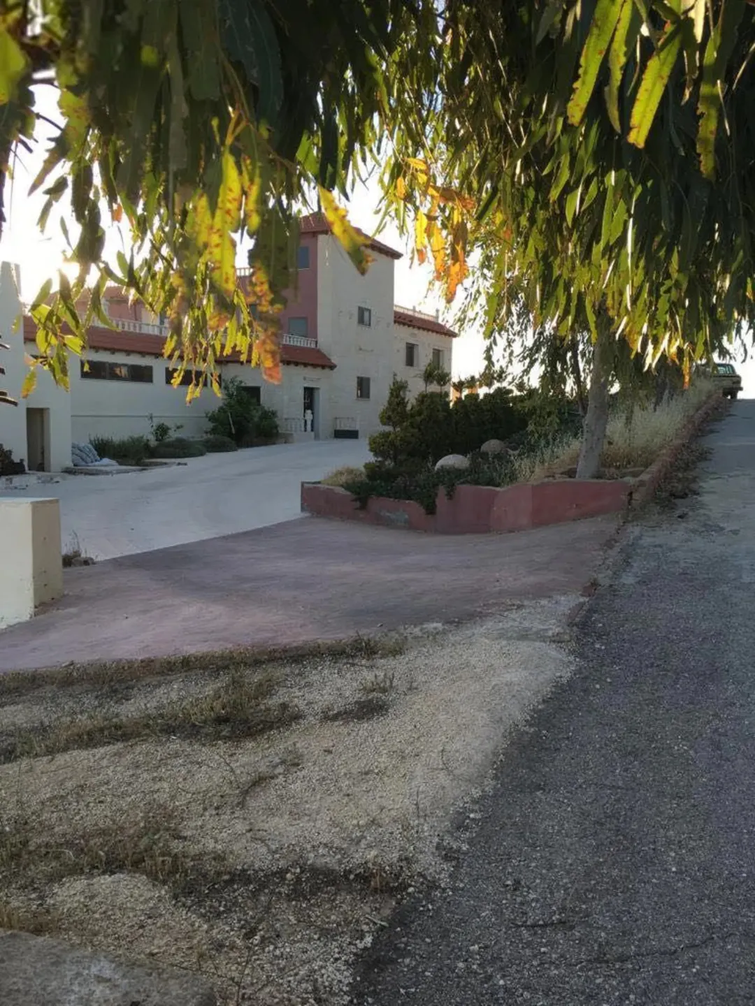 قصر فخم يطل على أفق خربة الطوي على مساحة 10 دنمات
