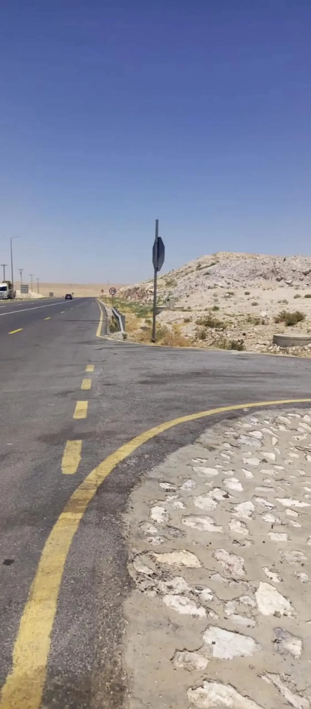 ارض للبيع طريق الصحراوي صالحه لكازيه شحن ومحروقات جميع التصاريح والرخص والموافقات موجوده