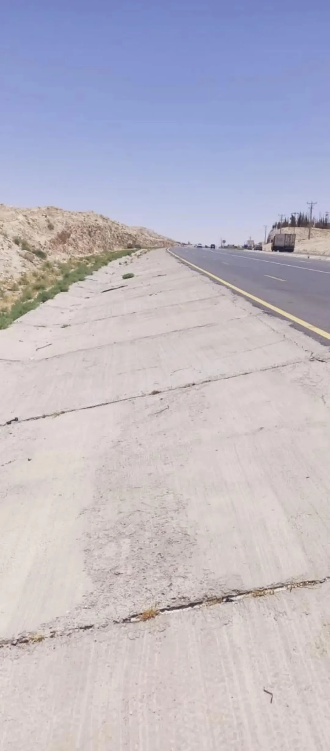 ارض للبيع طريق الصحراوي صالحه لكازيه شحن ومحروقات جميع التصاريح والرخص والموافقات موجوده