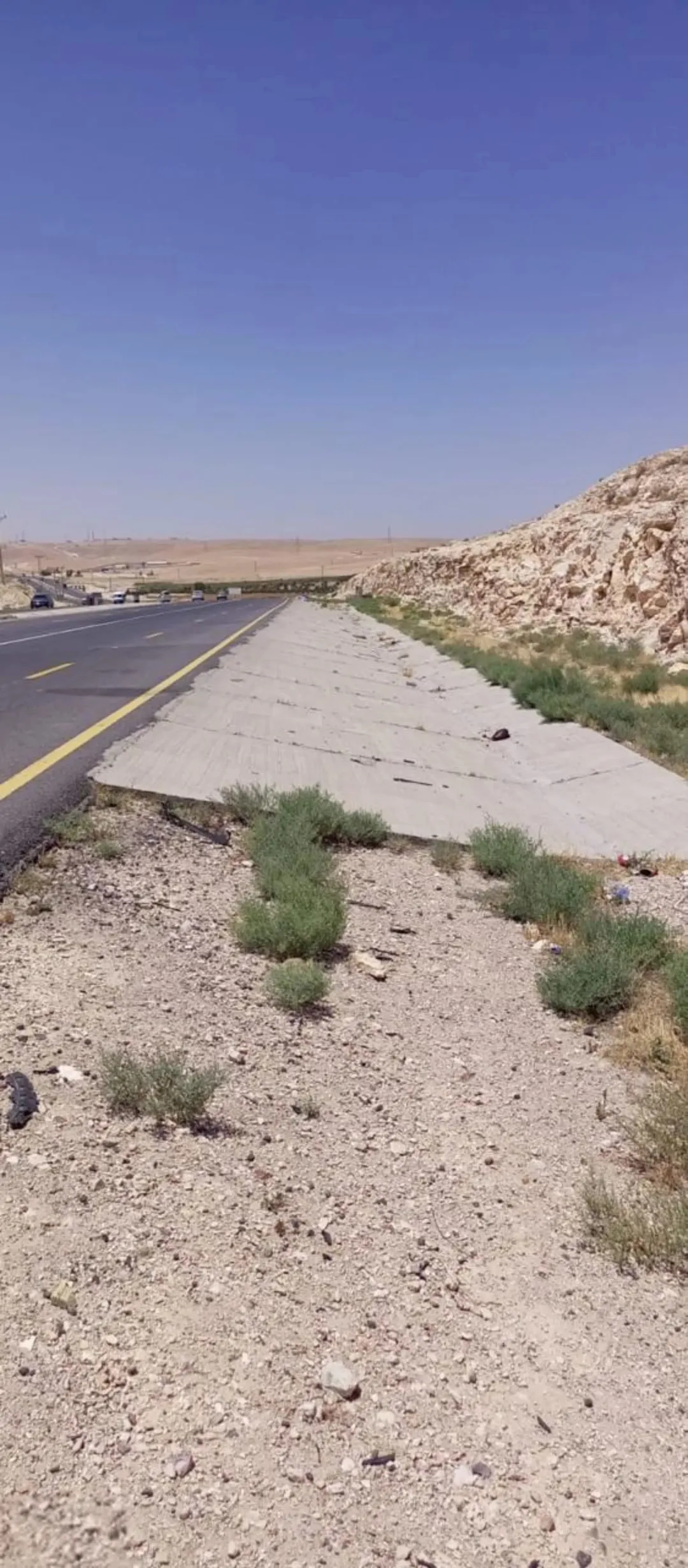 ارض للبيع طريق الصحراوي صالحه لكازيه شحن ومحروقات جميع التصاريح والرخص والموافقات موجوده
