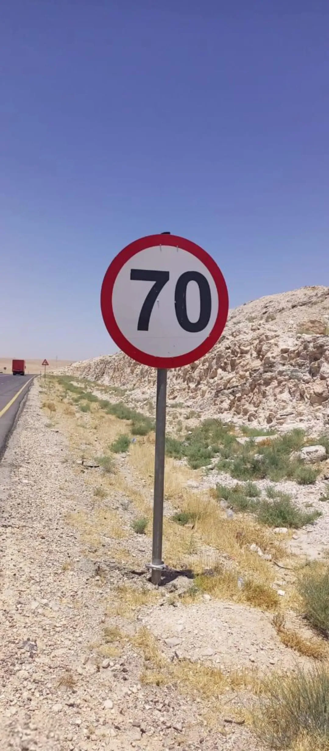 ارض للبيع طريق الصحراوي صالحه لكازيه شحن ومحروقات جميع التصاريح والرخص والموافقات موجوده