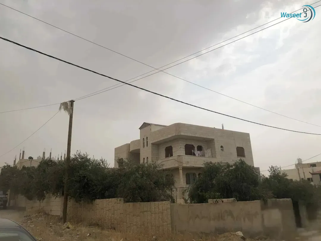 فرصة استثمار مثاليه عماره مكونه من طابقين وتسويه مع امكانية تأجر التسويه الموقع فوق مركز الصحي مؤته