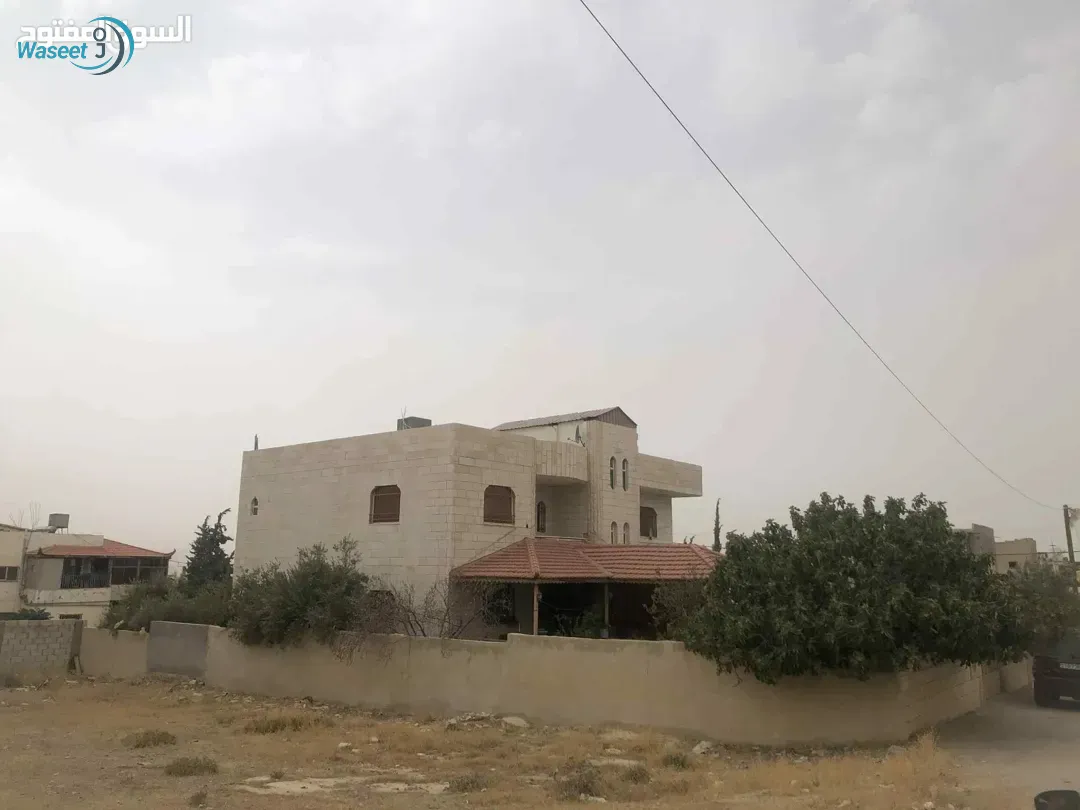 فرصة استثمار مثاليه عماره مكونه من طابقين وتسويه مع امكانية تأجر التسويه الموقع فوق مركز الصحي مؤته