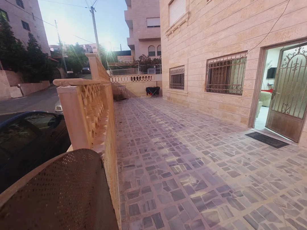 شقة أرضية فاخرة في طبربور مساحة واسعة وموقع متميز