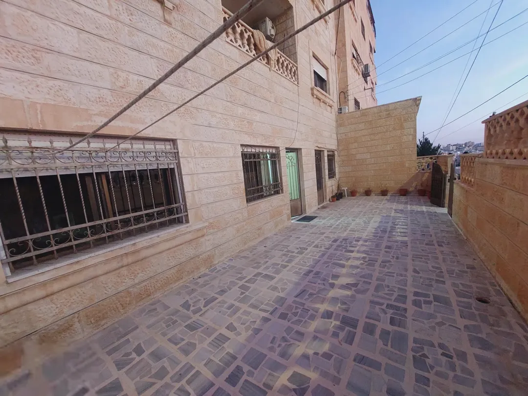 شقة أرضية فاخرة في طبربور مساحة واسعة وموقع متميز