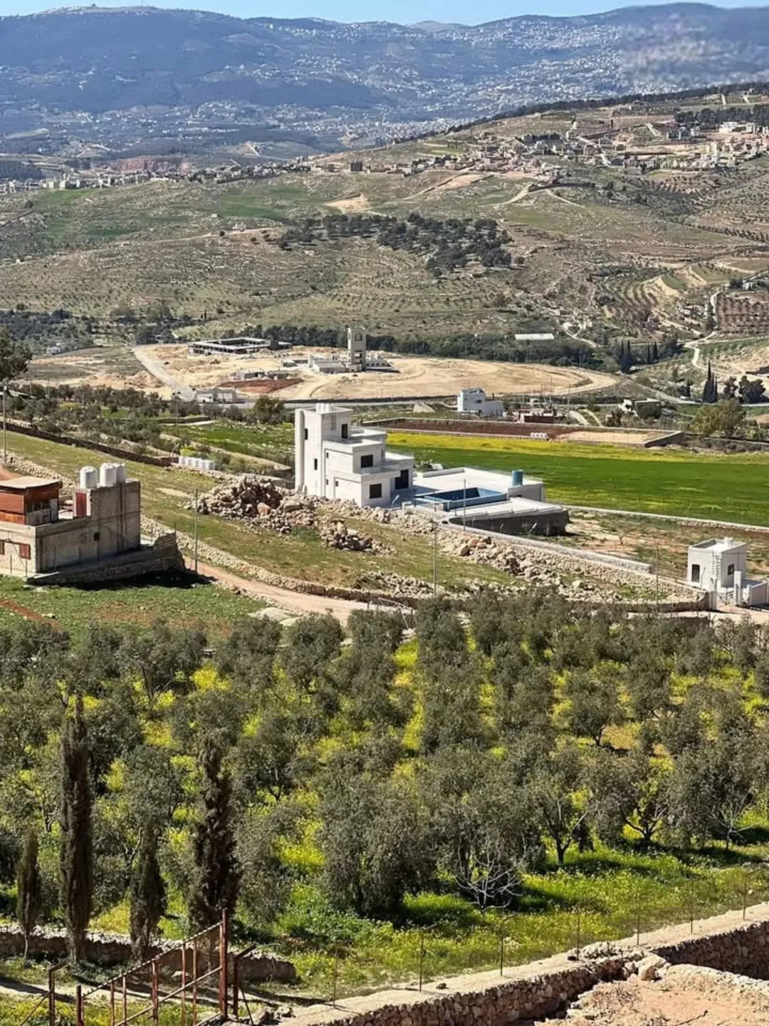 أرض للبيع في جرش – عنيبة بمساحة 2000 متر مربع وإطلالة بانورامية