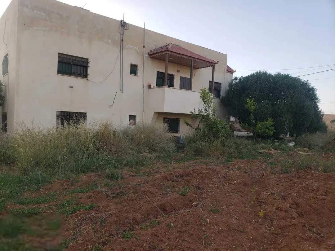 منزل مستقل للبيع في وسط مادبا مع قطعة أرض إضافية