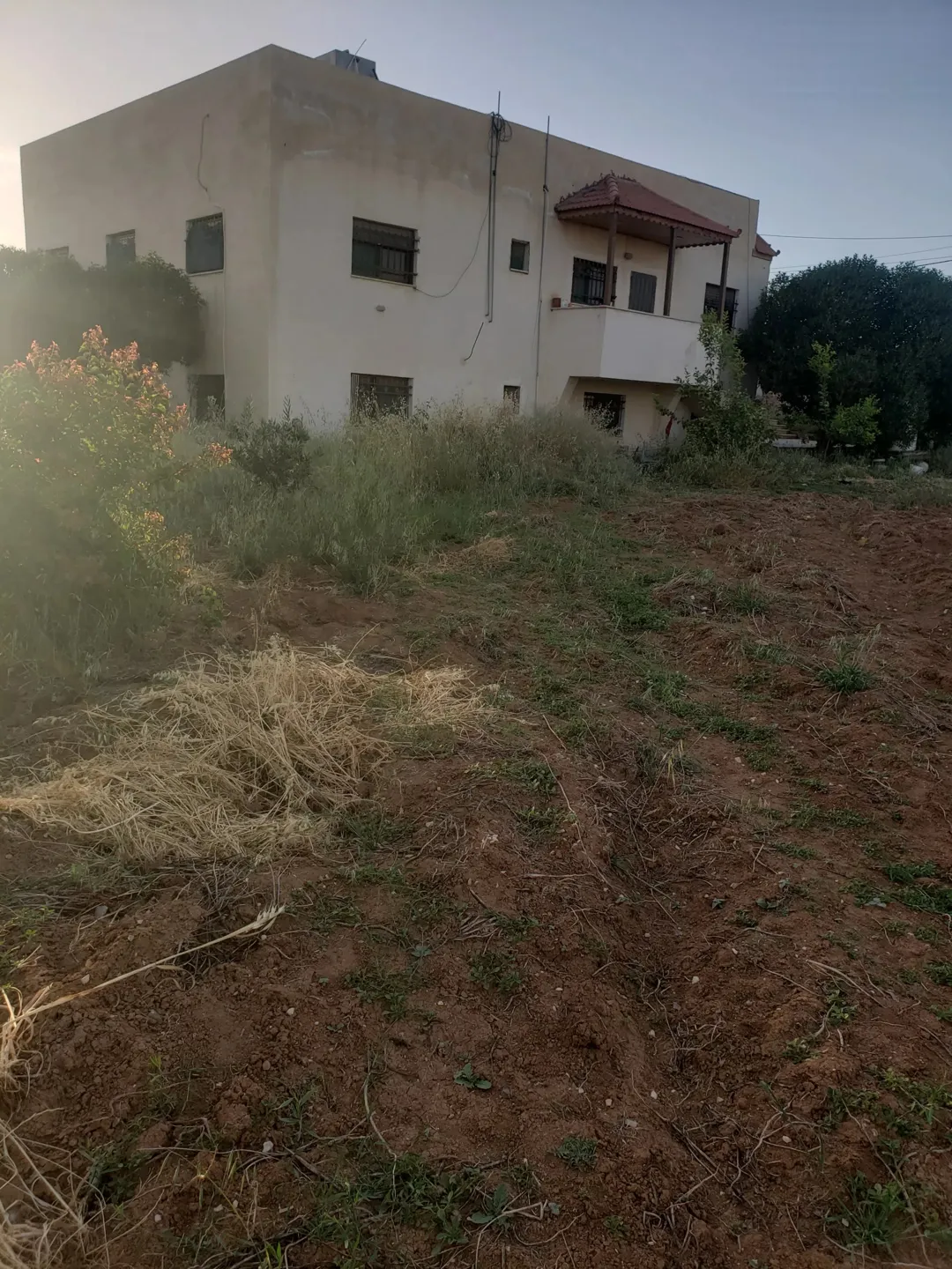 منزل مستقل للبيع في وسط مادبا مع قطعة أرض إضافية