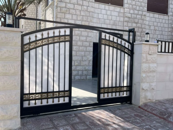 شقة أرضية فاخرة جديدة ومفروشة للايجار في شارع الجامعة – عمان الاردن