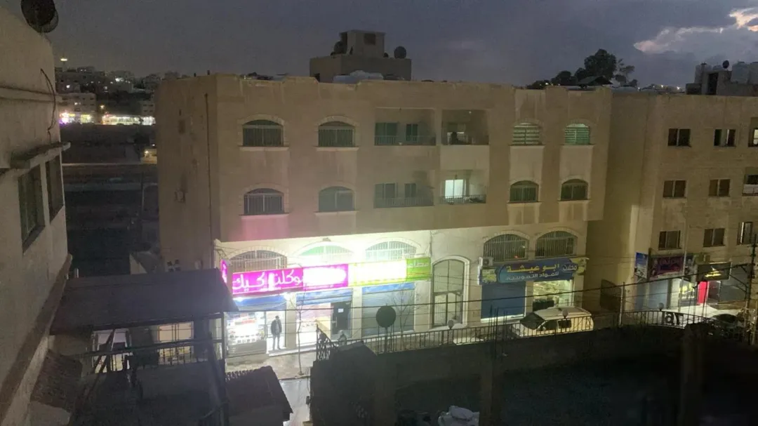 مجمع تجاري سكني استثماري للبيع في الزرقاء – حي النزهة