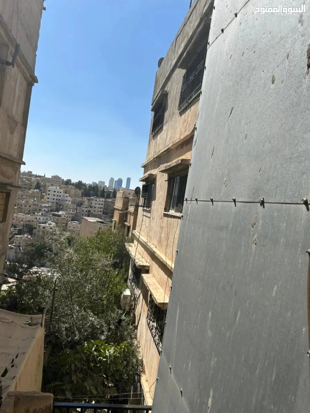 عمارة سكنية مميزة من أربعة طوابق للبيع في جبل القصور