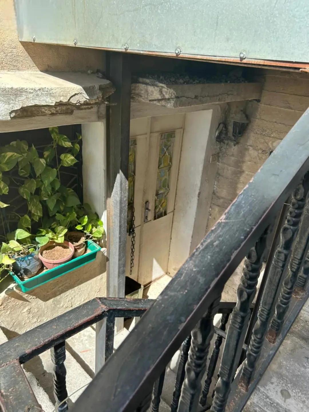 عمارة سكنية مميزة من أربعة طوابق للبيع في جبل القصور