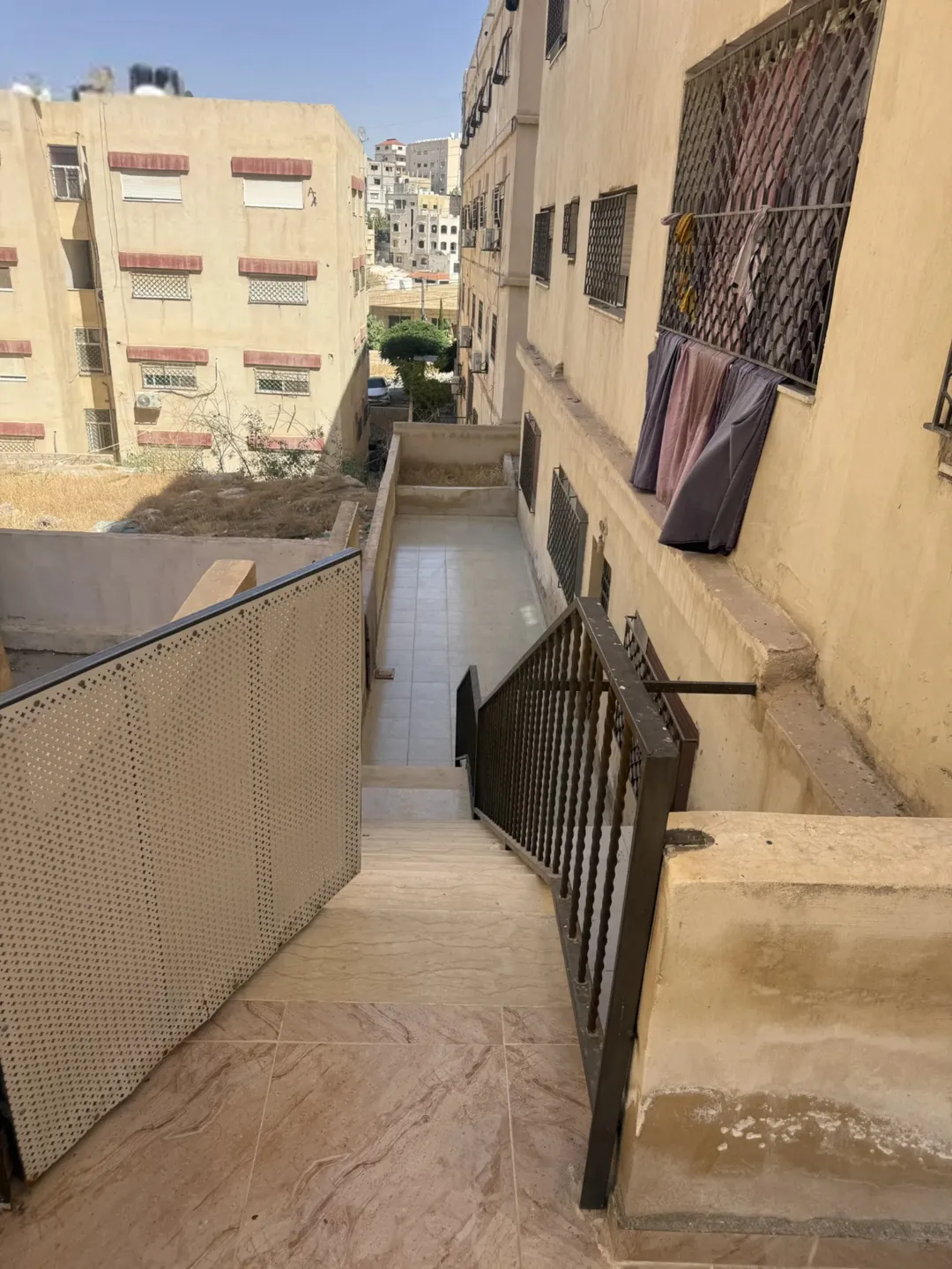 شقة للبيع في الزرقاء الجديدة – شبه تسوية بمدخل خاص