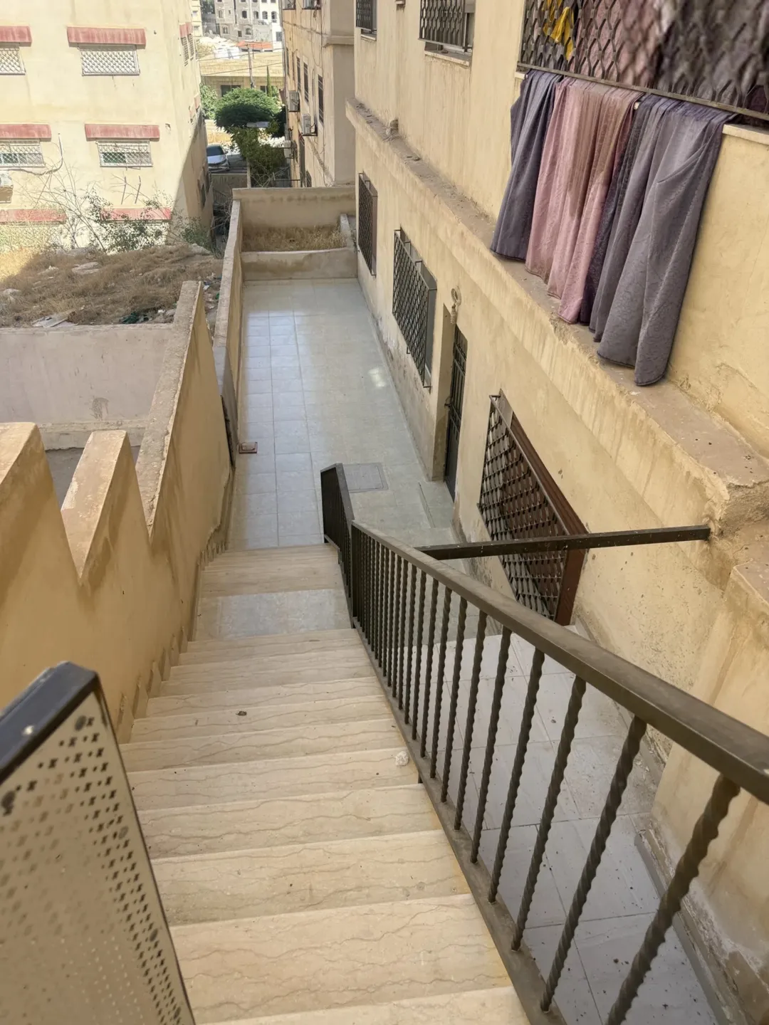 شقة للبيع في الزرقاء الجديدة – شبه تسوية بمدخل خاص