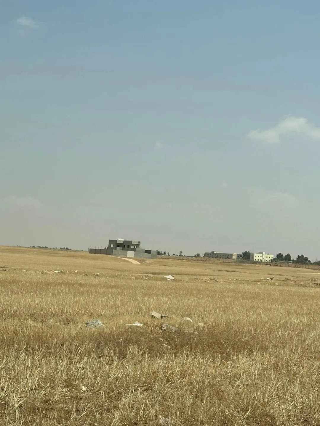 للبيع قطعة أرض مميزة في حوض الحجره خلف المتصرفيه