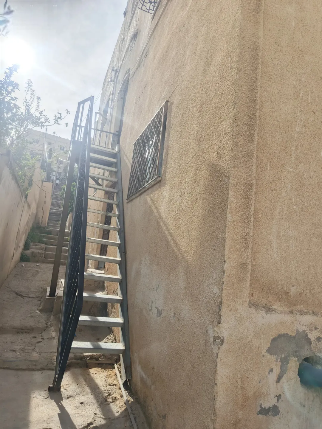 بيت أمين أبو مؤيد طابقان يجمعان بين الراحة والجمال