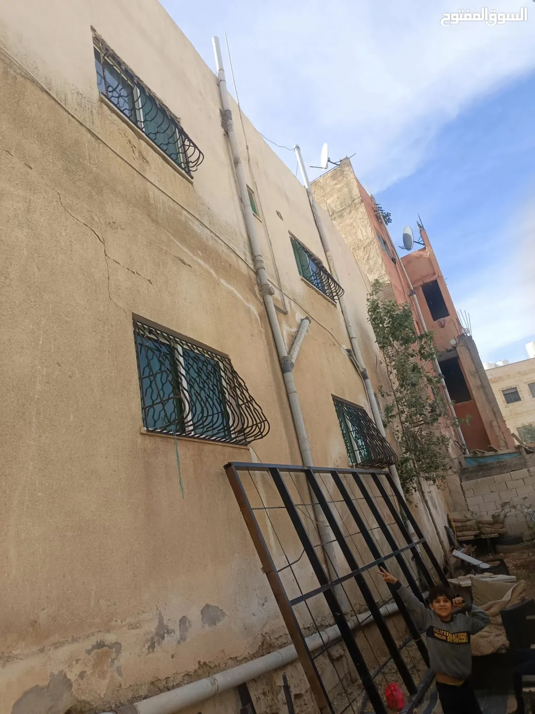بيت أمين أبو مؤيد طابقان يجمعان بين الراحة والجمال
