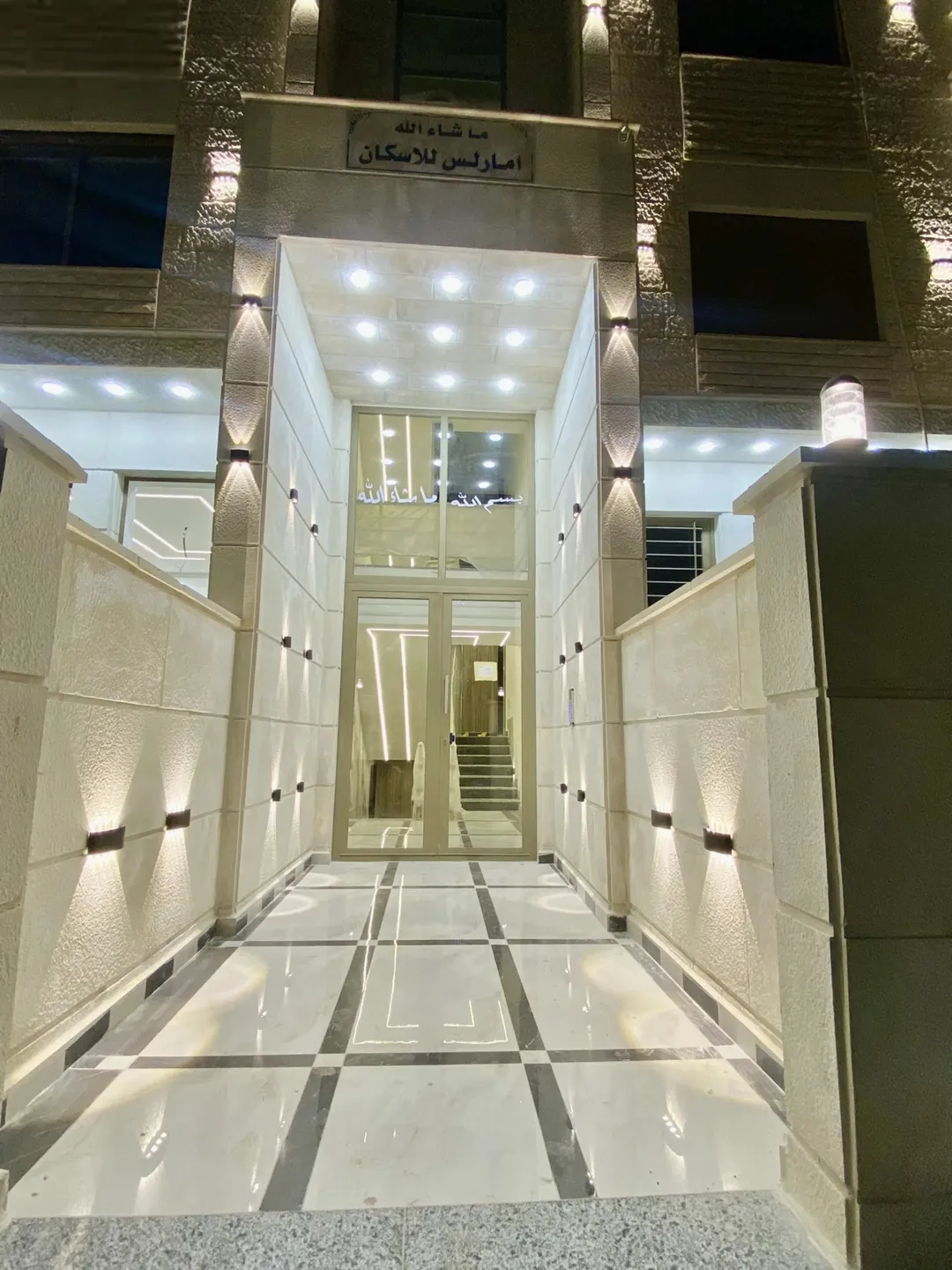 شقة سكنية طابق اول بمساحة 175 متر طريق المطار خلف منتزة غمدان