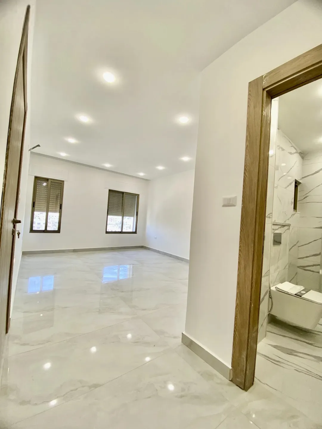شقة سكنية طابق اول بمساحة 175 متر طريق المطار خلف منتزة غمدان