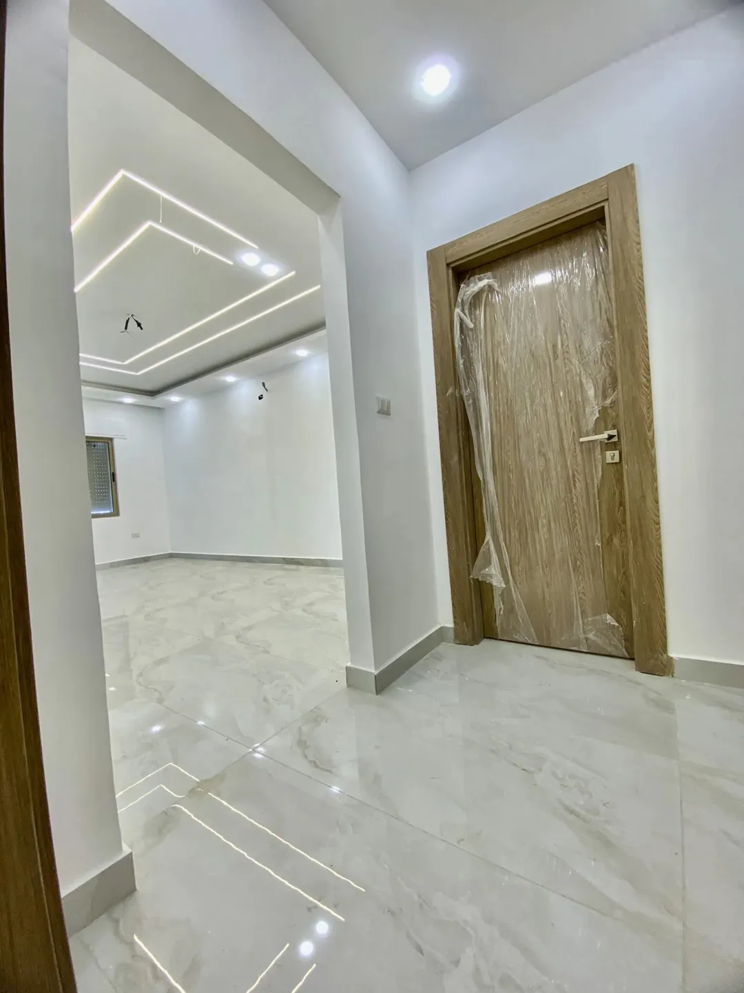 شقة سكنية طابق اول بمساحة 175 متر طريق المطار خلف منتزة غمدان