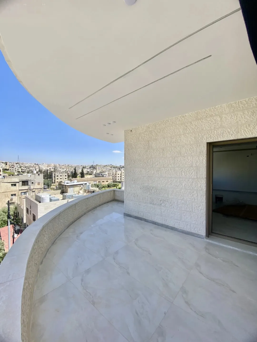 شقة سكنية طابق اول بمساحة 175 متر طريق المطار خلف منتزة غمدان
