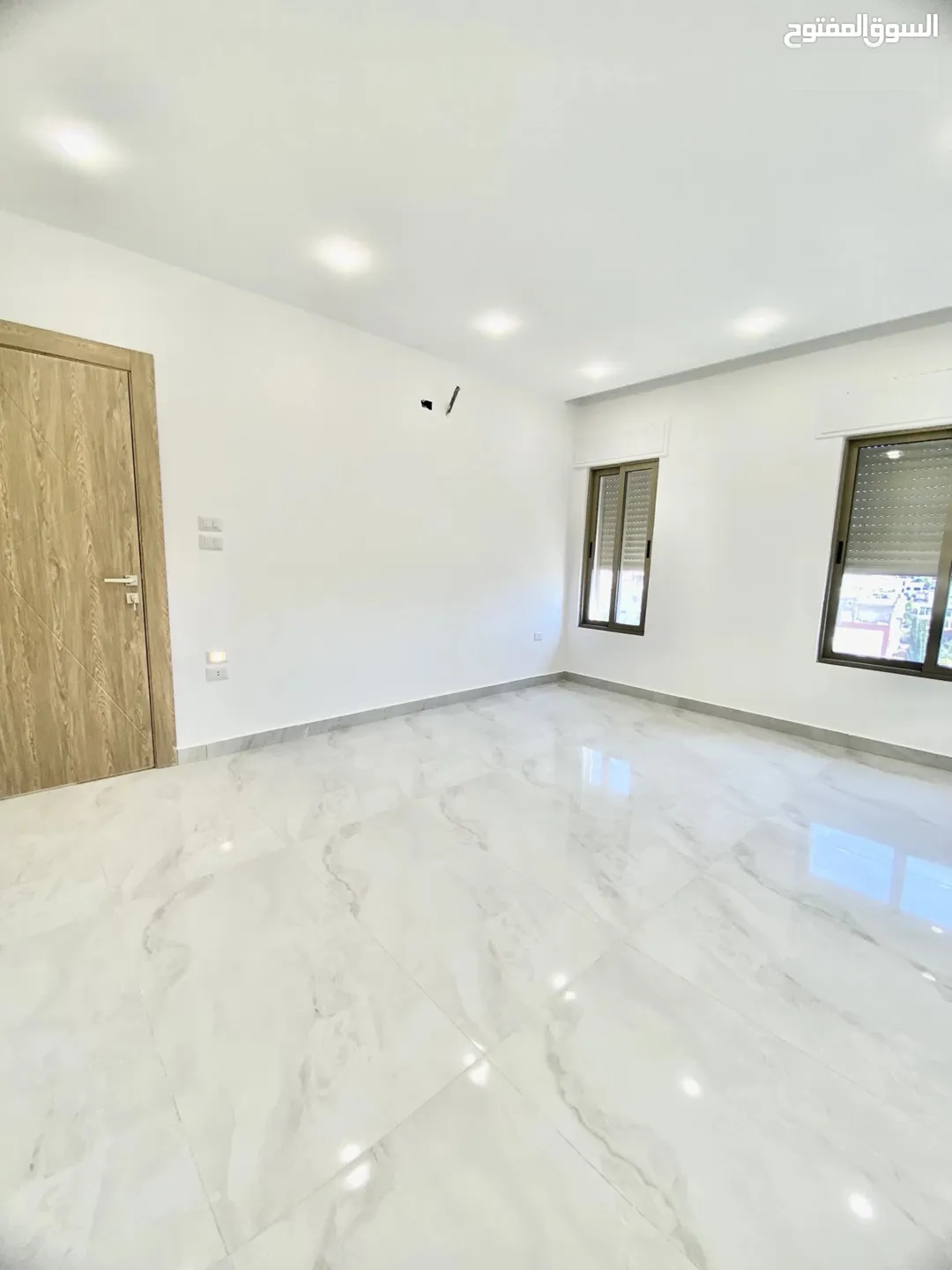 شقة سكنية طابق اول بمساحة 175 متر طريق المطار خلف منتزة غمدان