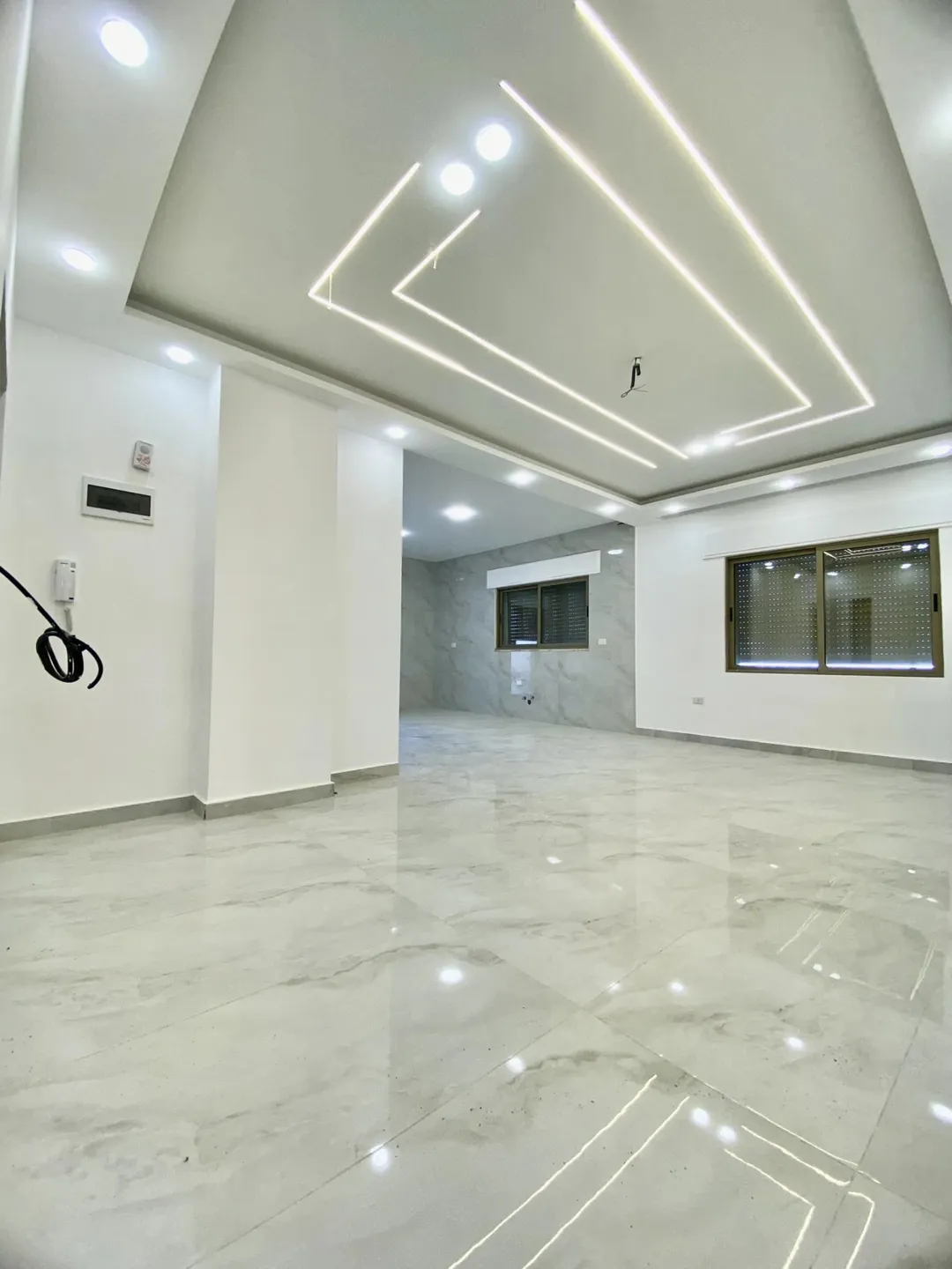 شقة سكنية طابق اول بمساحة 175 متر طريق المطار خلف منتزة غمدان