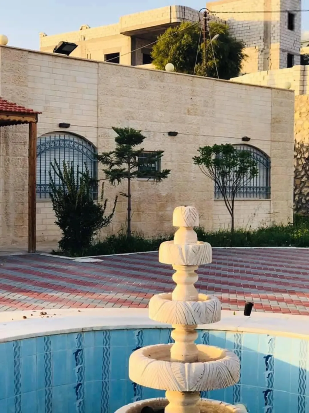 فيلا فاخرة مع حديقة واسعة في موقع استراتيجي