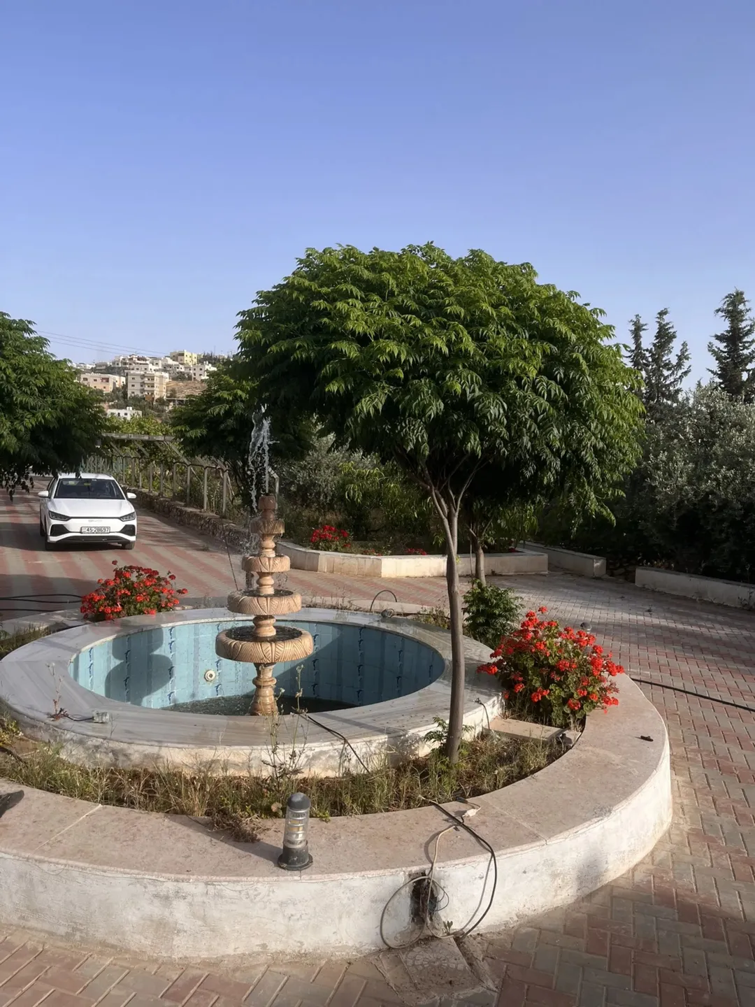 فيلا فاخرة مع حديقة واسعة في موقع استراتيجي
