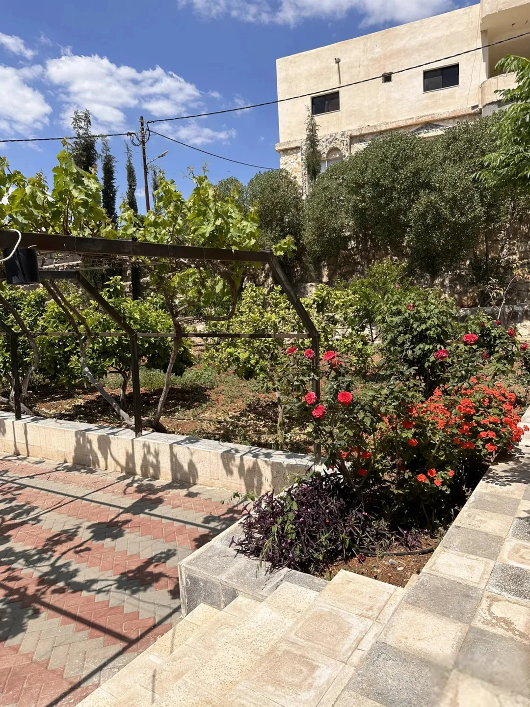 فيلا فاخرة مع حديقة واسعة في موقع استراتيجي