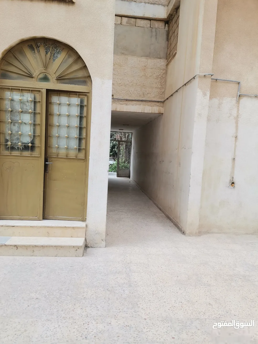 عمارة رائعة من ثلاث طوابق مزودة بمخزن واسع وسدة منفصلة للمخازن وروف مميز في الأرضية