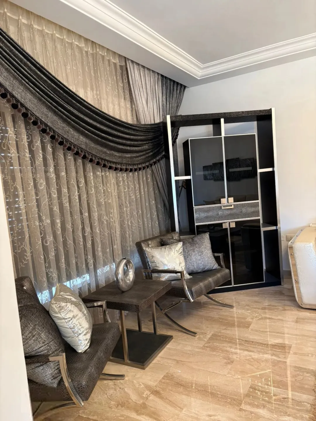شقة طابق أرضي مميزة للبيع في الجاردنز