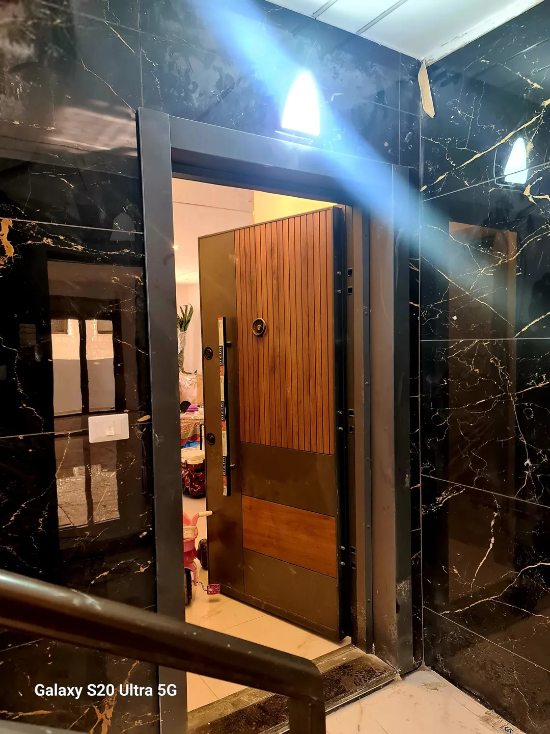 شقة أرضية فاخرة.مساحة 302 m2 خارجي/ داخلي..بناء جديد +اثاث كامل …الزرقاء الجديدة- البتراوي.ش الكرا