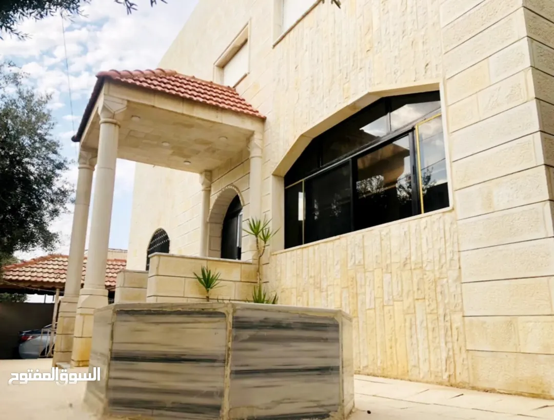 شبه فيلا مستقلة بحديقة خارجية مميزة للبيع في إربد – حي الطوال