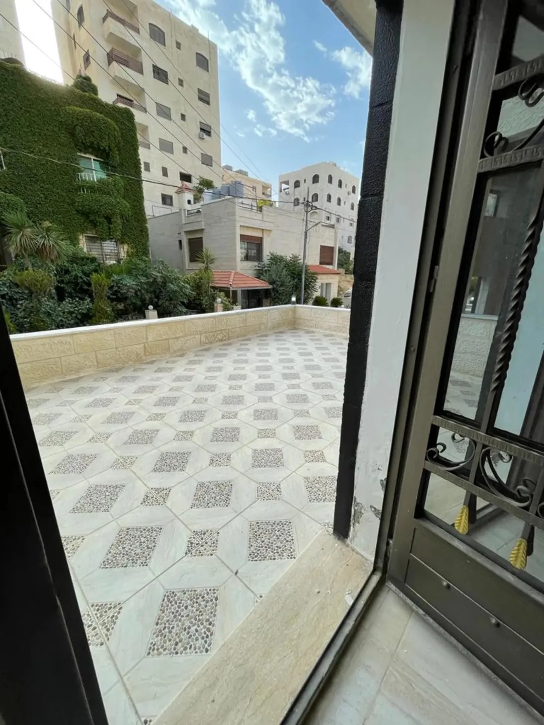 شقة ارضية للبيع مع تيراس بصاحية الرشيد 130م و تيراس 32م