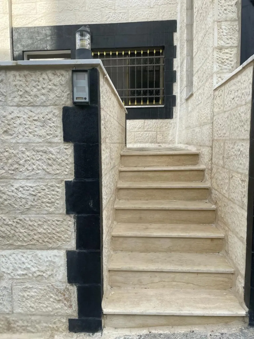 شقة ارضية للبيع مع تيراس بصاحية الرشيد 130م و تيراس 32م