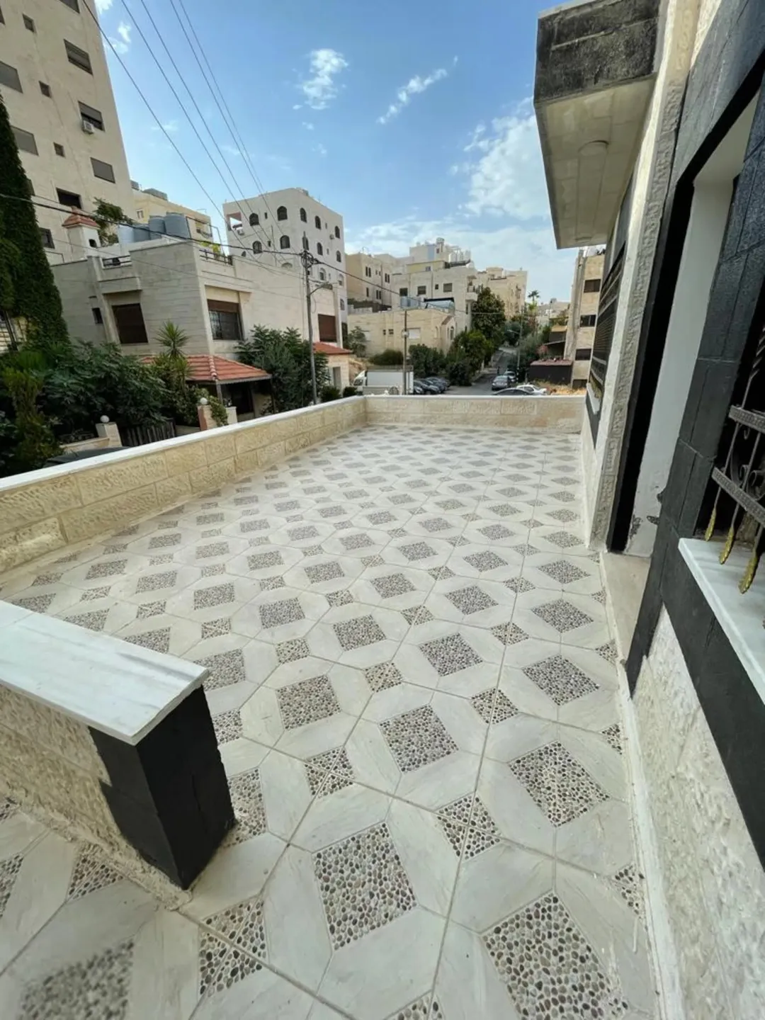 شقة ارضية للبيع مع تيراس بصاحية الرشيد 130م و تيراس 32م