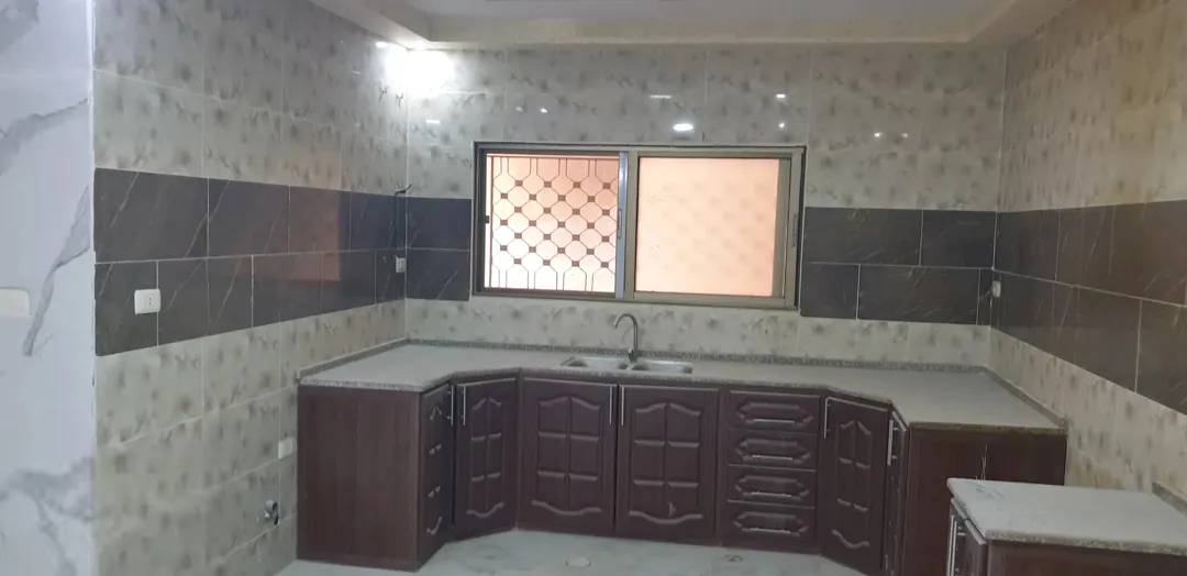 تسوية للبيع بترخيص تجاري في جبل طارق – الزرقاء