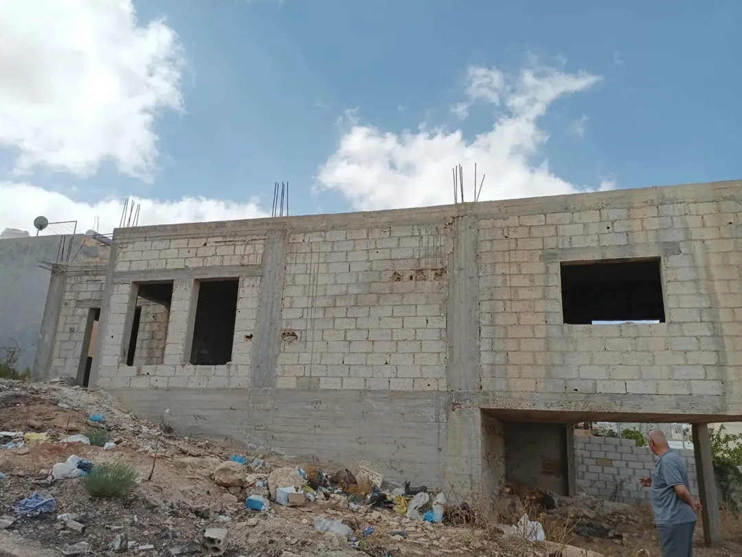 للبيع قطعة أرض مميزة مع منزل عظم في ارض عظم
